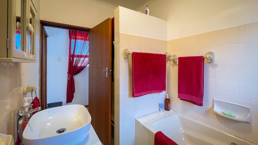 5 Bedroom Property for Sale in Glentana Western Cape